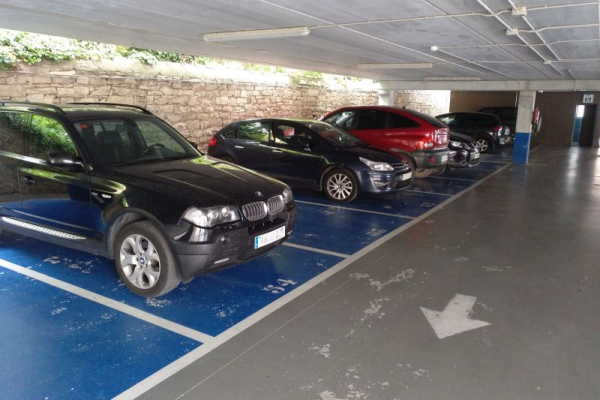 Tàrrega renovarà a la tardor la pintura del paviment del pàrquing municipal de l’avinguda de Catalunya, amb més amplada per als llocs d’estacionament