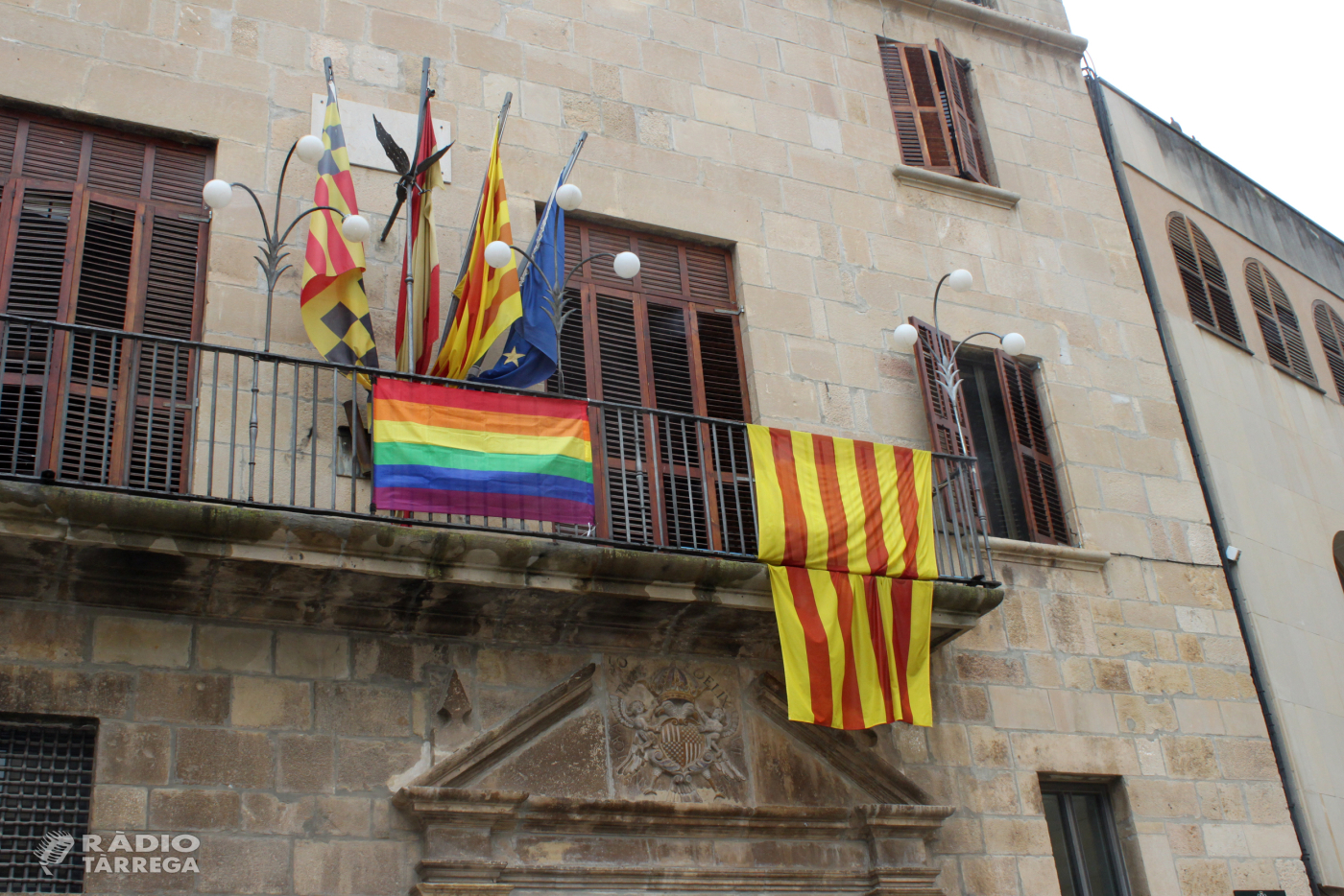L'Ajuntament de Tàrrega posa la bandera arc iris al balcó de la Casa Consistorial com a expressió de suport a la igualtat de tracte de les persones LGTBI