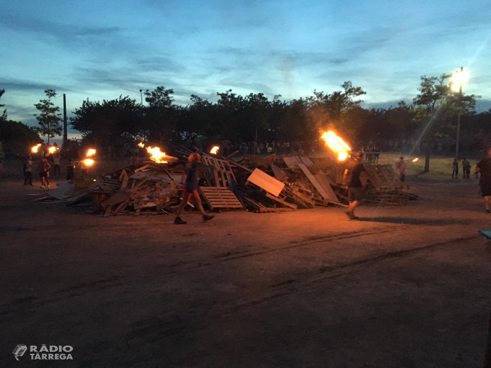 Èxit de participació en la primera baixada de falles per Sant Joan a Tàrrega