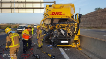 Un ferit greu i un de lleu en un accident entre dos camions a l'A-2 a Cervera