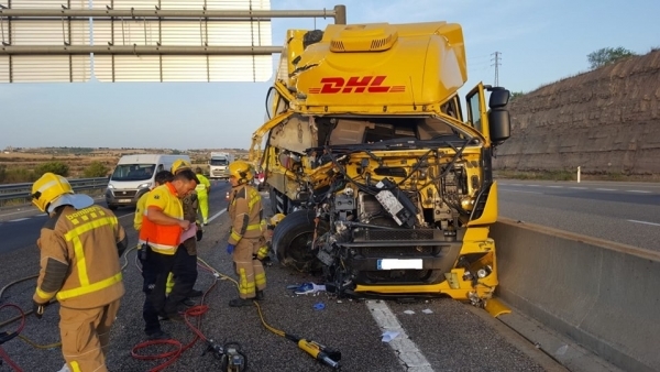 Un ferit greu i un de lleu en un accident entre dos camions a l'A-2 a Cervera