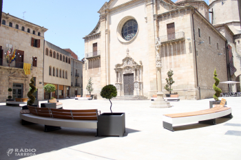 La plaça Major de Tàrrega llueix nou mobiliari urbà