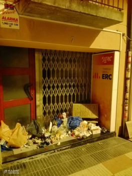 Els CDR llancen escombraries davant de seus d'ERC i del PDeCAT de diverses localitats i de consells comarcals