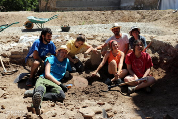 Les excavacions al jaciment de la ciutat romana d'Iesso treuen a la llum dues teules de terracota amb petjades impreses