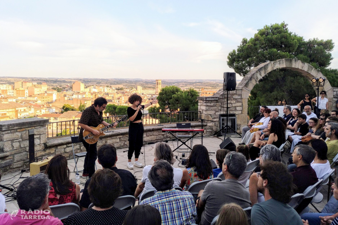 La cantant Paula Valls encisa el públic en el primer concert de “Terrats en Cultura” a Tàrrega, celebrat a la miranda del Parc de Sant Eloi