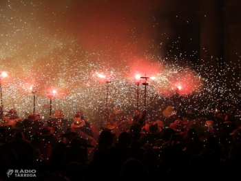 Actuacions aèries, escenografia, música i estructures mòbils protagonitzen la gran nit de l’Aquelarre de Cervera