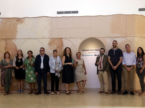 Una exposició mostra trenta obres d'artistes catalans inspirades en l'imaginari de Guinovart