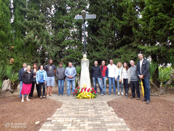 Ofrena floral al monument de Lluís Companys al Tarròs