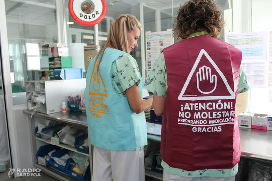 L'Hospital Arnau de Vilanova estrena armilles 'antiinterrupcions' per evitar errors durant la preparació de la medicació
