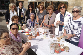 Tàrrega imparteix tallers de manualitats al carrer en el marc del programa ‘Sempre Acompanyats’ adreçat a la gent gran