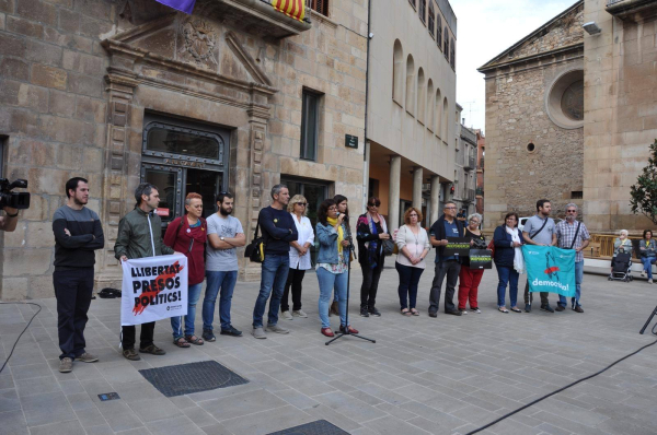 L’Ajuntament de Tàrrega expressa el rebuig contra la sentència als líders independentistes en una concentració a la plaça Major