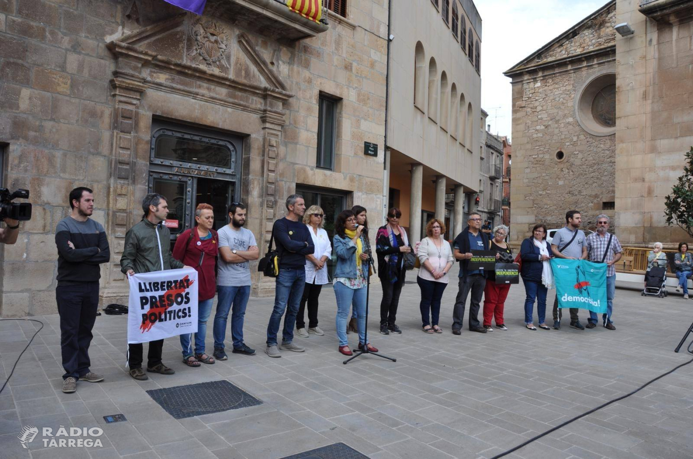 L’Ajuntament de Tàrrega expressa el rebuig contra la sentència als líders independentistes en una concentració a la plaça Major