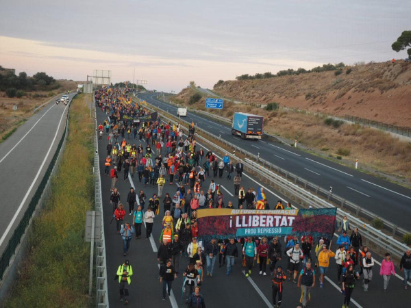 Unes 2.000 persones surten de Tàrrega a la Marxa per la Llibertat caminant per l'autovia A-2 en direcció Barcelona