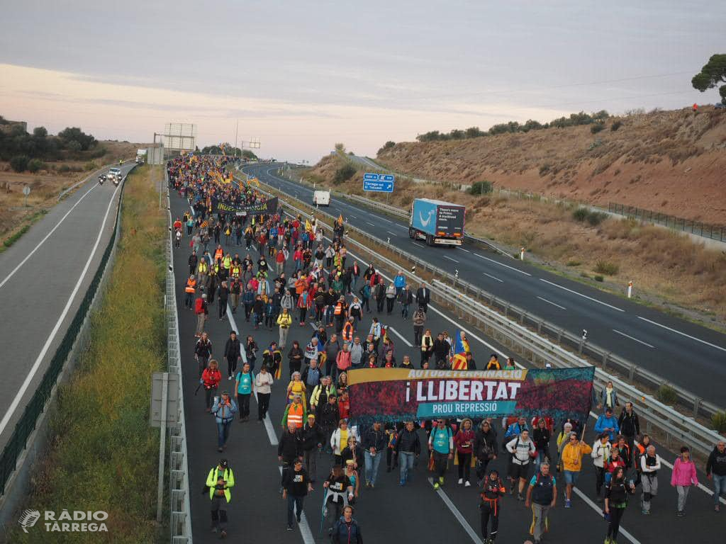 Unes 2.000 persones surten de Tàrrega a la Marxa per la Llibertat caminant per l'autovia A-2 en direcció Barcelona