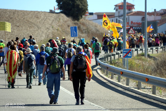 Milers de persones reprenen la Marxa per la Llibertat des de La Panadella cap a Barcelona