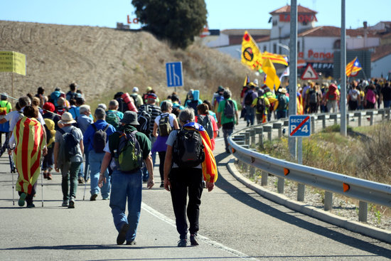 Milers de persones reprenen la Marxa per la Llibertat des de La Panadella cap a Barcelona