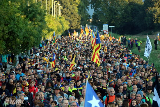 Unes 2.000 persones inicien el segon dia de la Marxa per la Llibertat des d'Igualada caminant per l'A-2