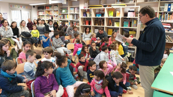 El director de cultura dels serveis territorials a Lleida Miquel Àngel Cullerés, explica contes a l'escola Àngel Guimerà de Tàrrega
