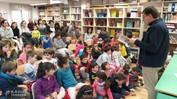 El director de cultura dels serveis territorials a Lleida Miquel Àngel Cullerés, explica contes a l'escola Àngel Guimerà de Tàrrega