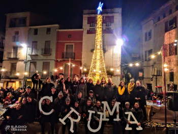 Tàrrega encén l'enllumenat de Nadal amb un encisador espectacle de l'escola de teatre Cruma