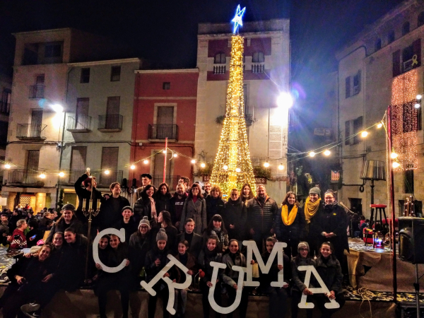 Tàrrega encén l'enllumenat de Nadal amb un encisador espectacle de l'escola de teatre Cruma