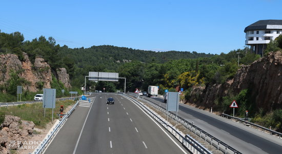 El Parlament demana a Foment que estudiï la viabilitat d'ampliar a un tercer carril l'A-2 entre Lleida i Cervera