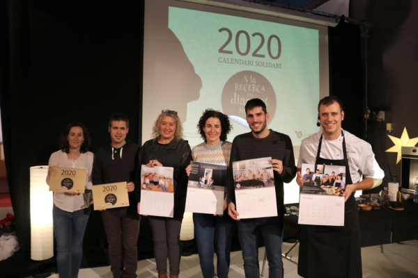 El grup Alba presenta el seu calendari solidari,  un conte amb enigmes i adhesius personalitzats