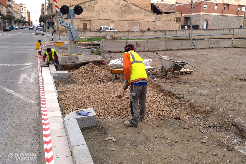 L’Ajuntament de Tàrrega adequa el tram de vorera del carrer de Sant Pelegrí al costat de la via fèrria