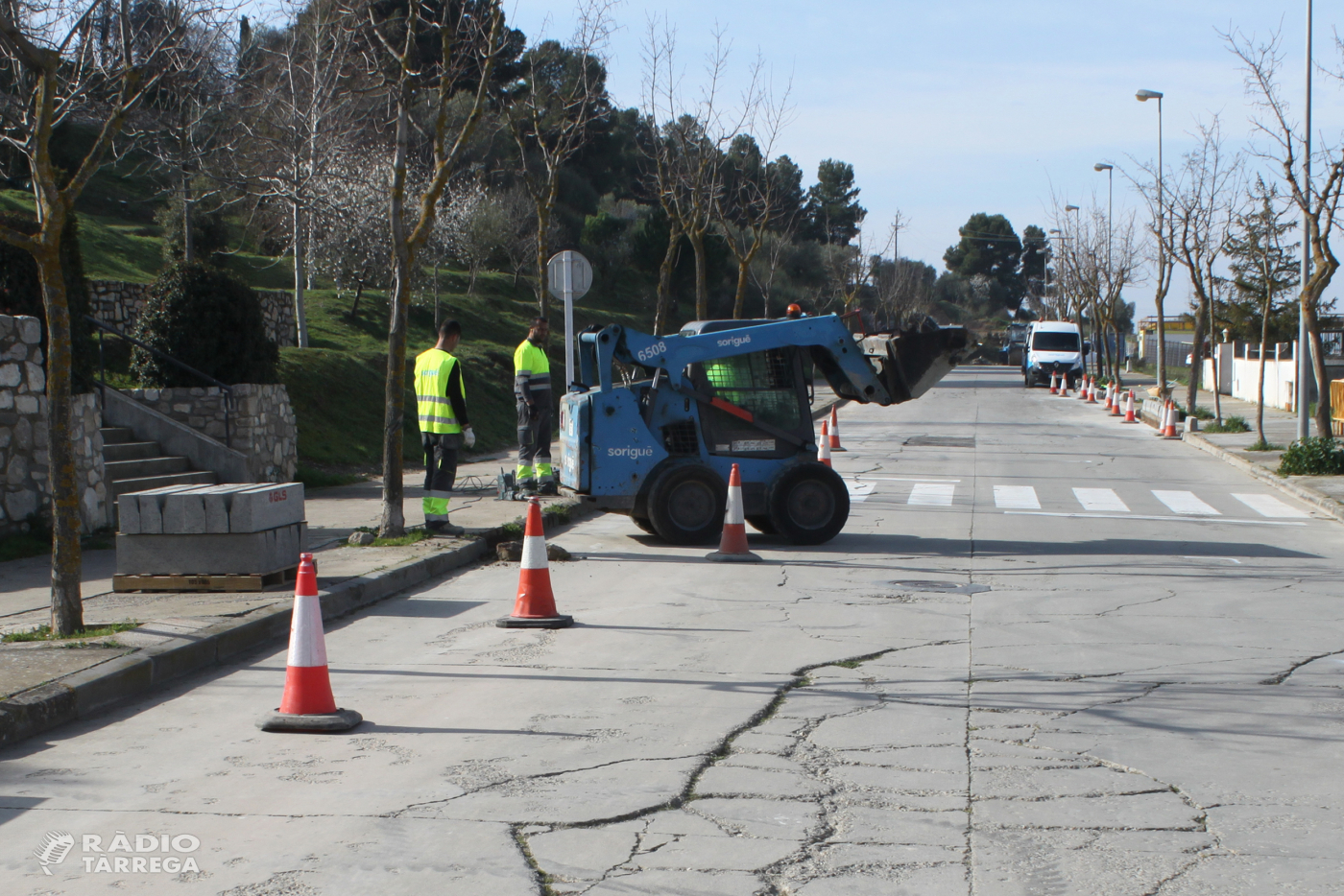 Tàrrega inicia els treballs per renovar el paviment del carrer de Les Oliveres, situat a la falda del Parc de Sant Eloi