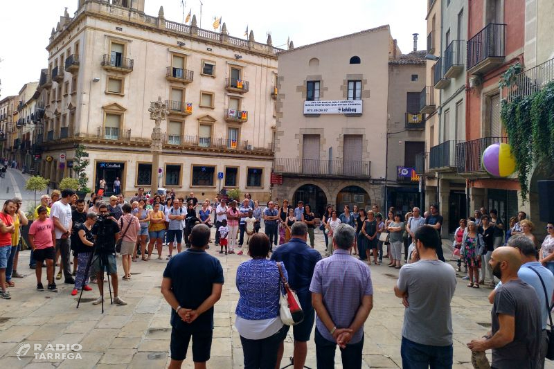 Tàrrega recorda les víctimes dels atemptats de Barcelona i Cambrils fent 5 minuts de silenci a la plaça Major