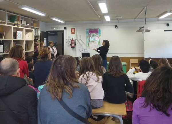L'alcaldessa de Tàrrega explica un conte en el marc de la Biblioteca Oberta de l'Escola Àngel Guimerà