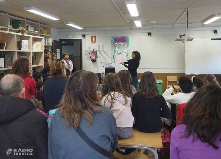 L'alcaldessa de Tàrrega explica un conte en el marc de la Biblioteca Oberta de l'Escola Àngel Guimerà