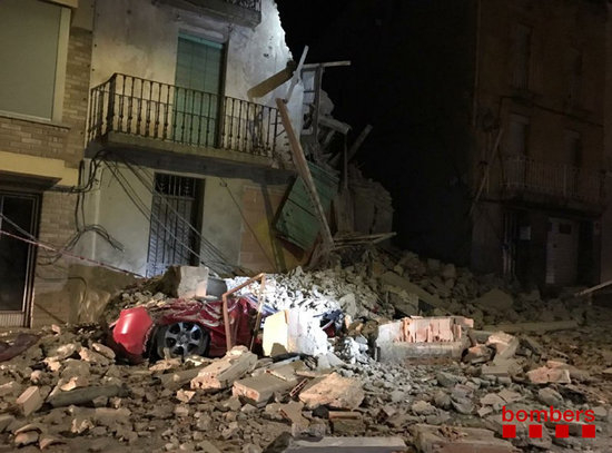 S'esfondra totalment una casa deshabitada a Bellpuig sense provocar ferits