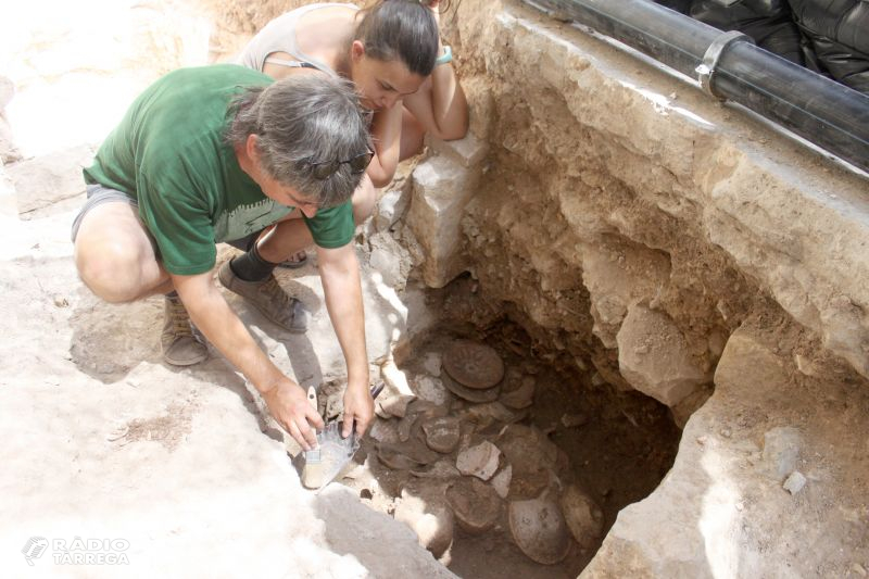 L’excavació arqueològica a la plaça Major de Tàrrega posa al descobert valuoses troballes com plats decorats dels segles XVI i XVII