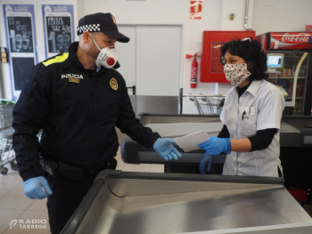 La Policia Local de Tàrrega reparteix fulletons per recordar a les persones vulnerables que tenen a la seva disposició la Xarxa de Voluntariat