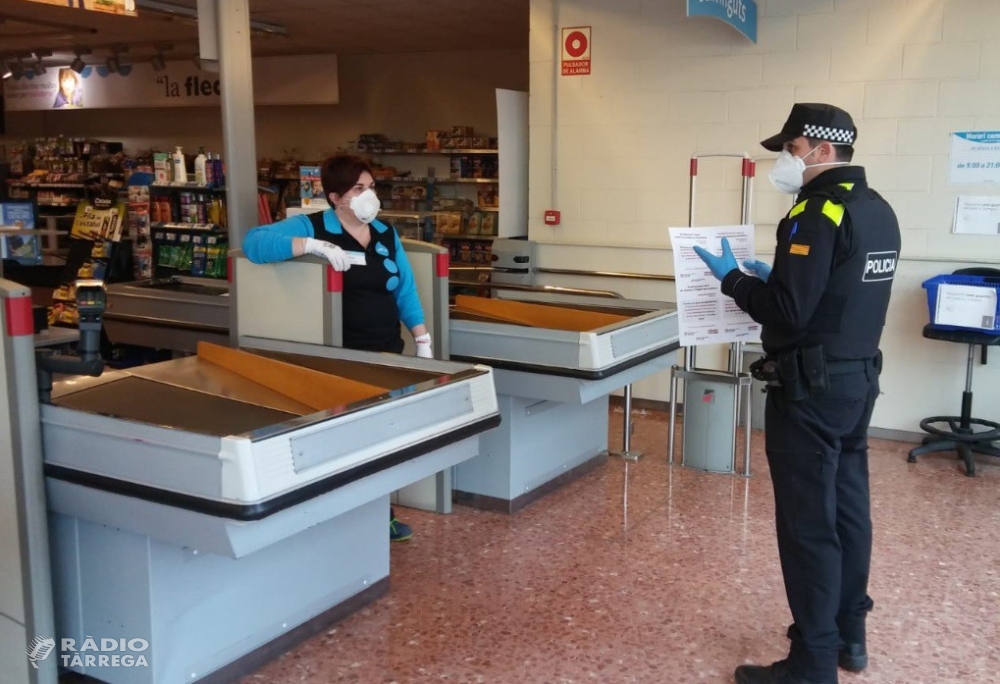 La Policia Local de Tàrrega distribueix els cartells de la campanya 'Establiment segur contra la violència masclista' als comerços que romanen oberts