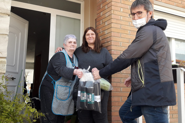 Agramunt inicia una campanya per confeccionar bates i mascaretes de protecció per al personal sanitari i de residències