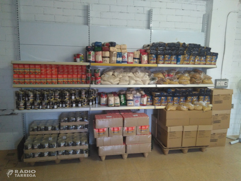 Un centenar de famílies de Tàrrega reben lots d’aliments i productes d’higiene i neteja del Magatzem d'Aliments