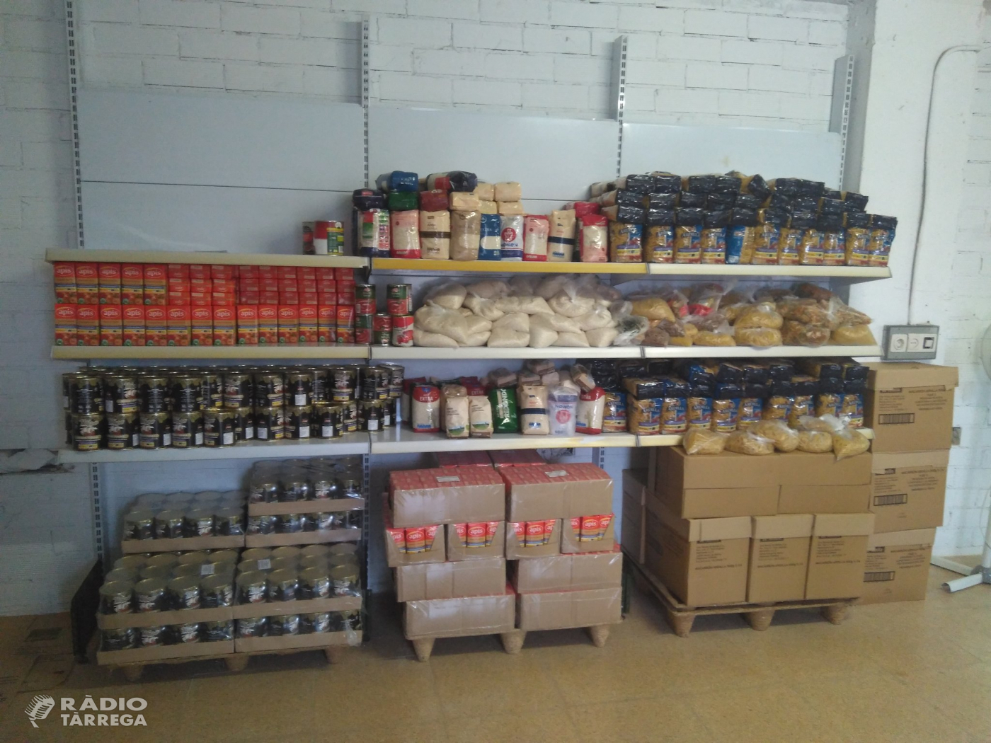 Un centenar de famílies de Tàrrega reben lots d’aliments i productes d’higiene i neteja del Magatzem d'Aliments