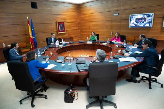 Els menors de 14 anys podran sortir amb un adult a partir del 27 d'abril per anar a comprar, a la farmàcia o al banc