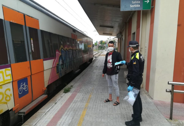 La Policia Local de Tàrrega reparteix mascaretes entre els usuaris del transport públic a les estacions de bus i tren