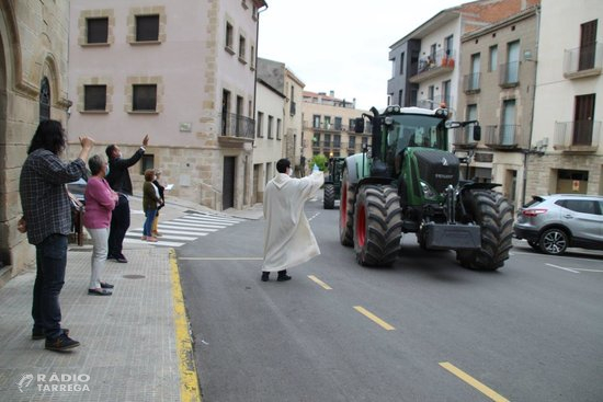 Bellpuig celebra els tres tombs amb precaucions i la participació d'una trentena de tractors