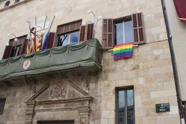 L'Ajuntament de Tàrrega posa la bandera multicolor a la Casa Consistorial amb motiu del Dia Internacional contra la LGTBI-fòbia