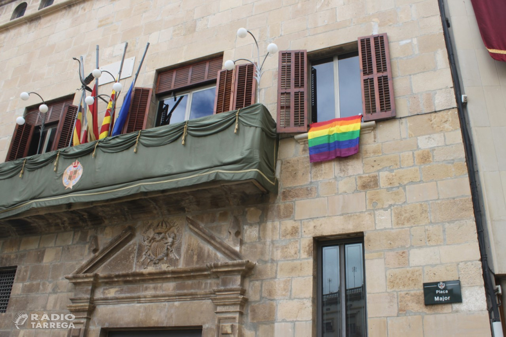 L'Ajuntament de Tàrrega posa la bandera multicolor a la Casa Consistorial amb motiu del Dia Internacional contra la LGTBI-fòbia