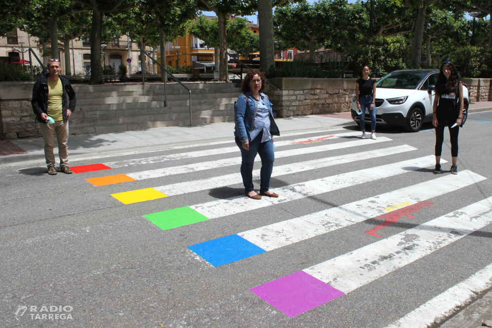 L’Ajuntament de Tàrrega pinta els colors de la bandera LGBTI en dos passos de vianants