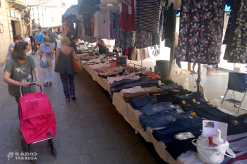 El mercat setmanal de Tàrrega recupera amb èxit les parades de tèxtil, calçat i complements