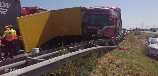 Tallada l'A-2 a Fondarella per un nou accident en què s'han vist implicats quatre camions