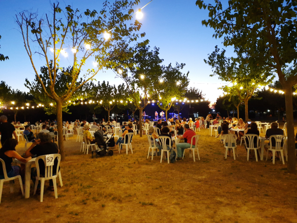 Unes 200 persones assisteixen al primer concert del Km Cultural d’agost al Càmping Municipal