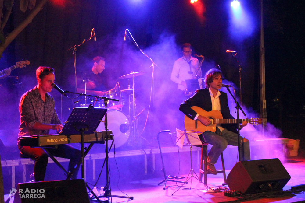 Xavier Mayora presenta amb èxit a Tàrrega les cançons del seu darrer treball, ‘Anartista’