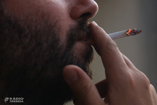 El Ministeri de Sanitat i les CCAA pacten prohibir fumar al carrer si no es manté la distància i tancar discoteques